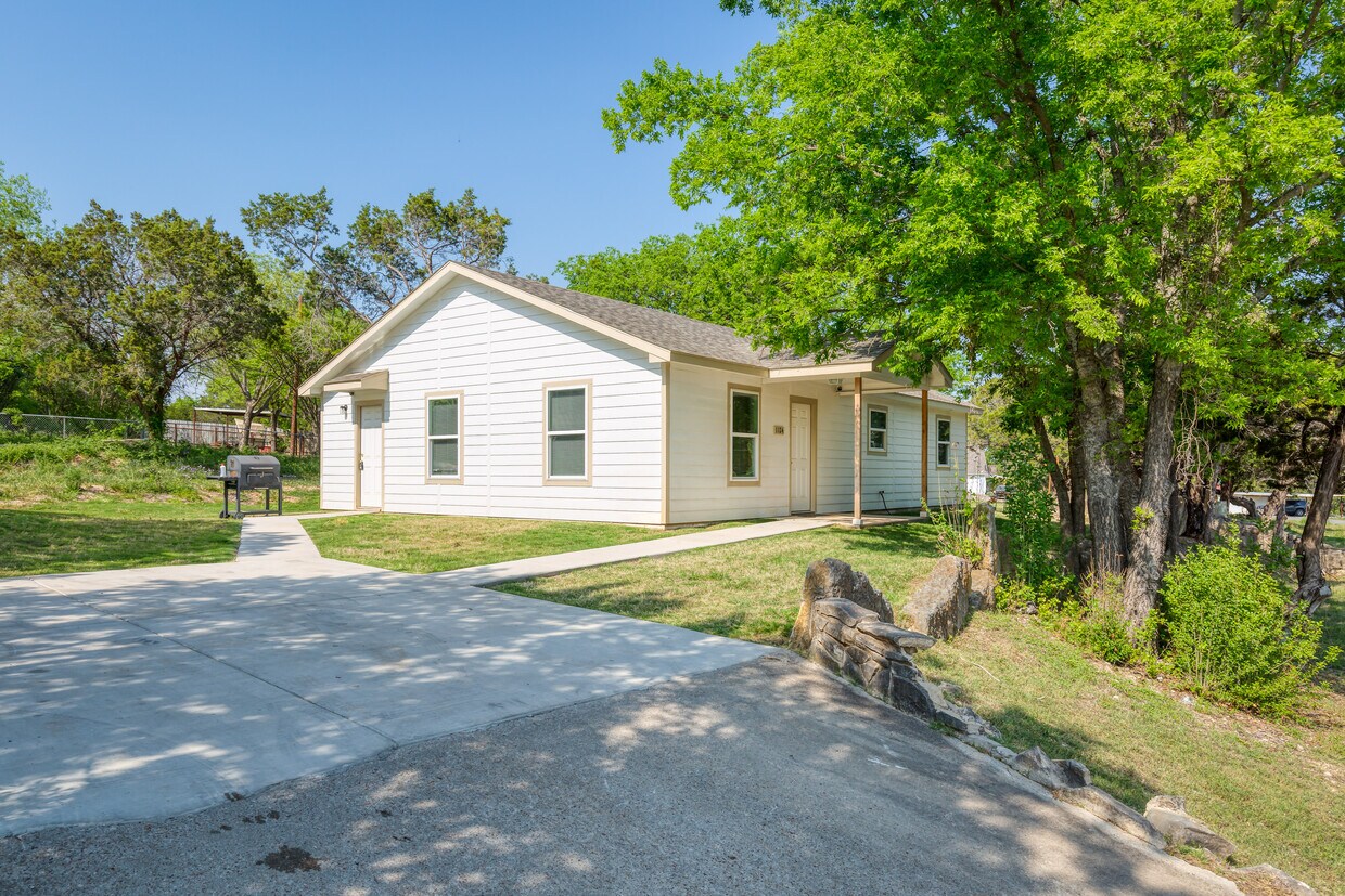 Primary Photo - 1124 Comanche Cove Dr