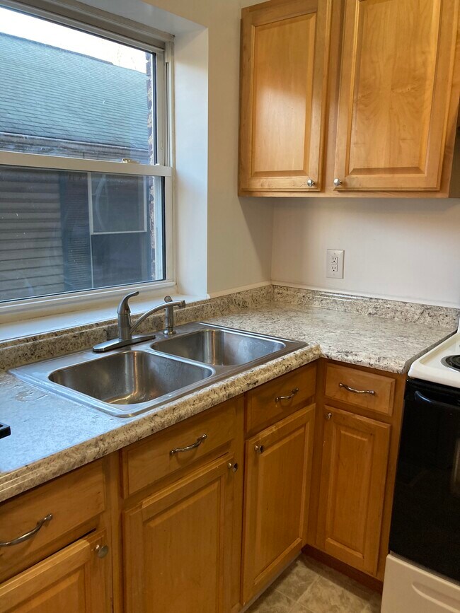 Kitchen - 1824 Elsmere Ave