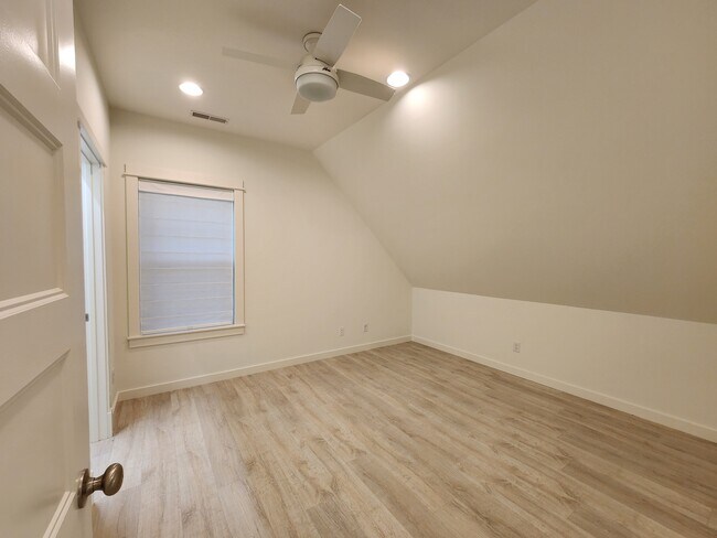 Foto del edificio - 425 Juniper Dr