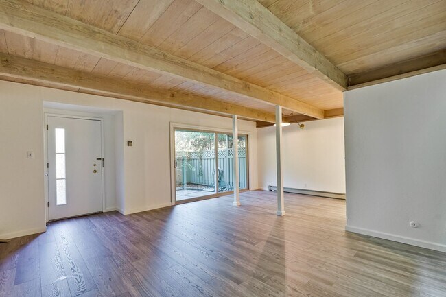 Foto del edificio - 2 Bedroom 1 Bath Two Story Townhome