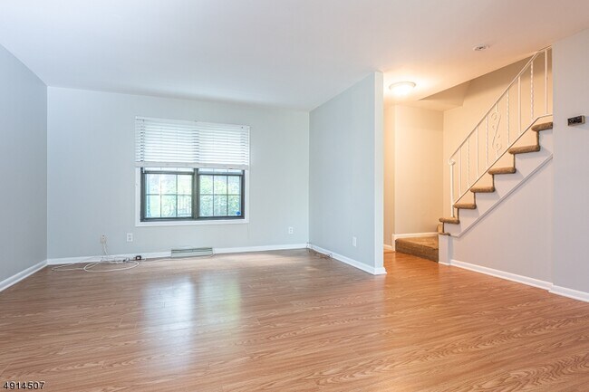 Building Photo - 3-G-3 E Oak St