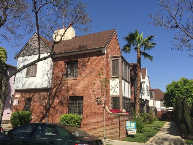 Building Photo - 1646 Rodney Dr