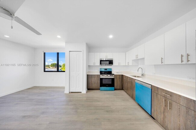 Building Photo - 20 NE 19th Ave