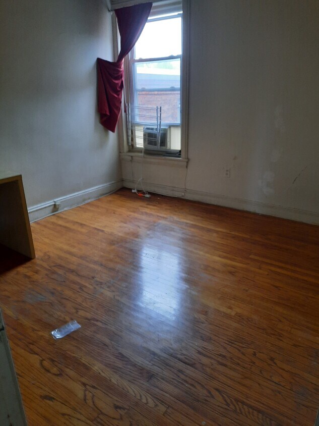 bedroom - 208 S 43rd St