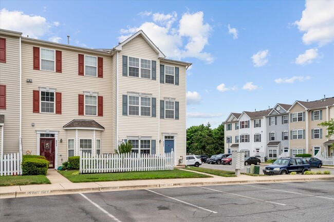 Building Photo - Beautiful End-Unit Townhome for Rent
