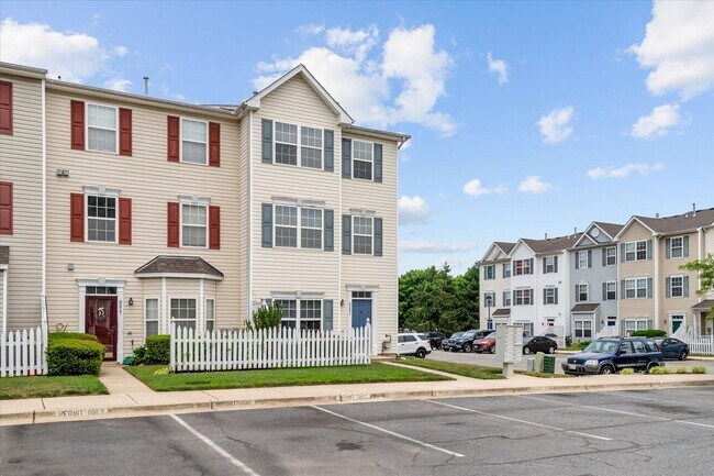 Foto del edificio - Beautiful End-Unit Townhome for Rent