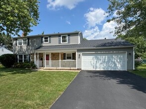 Building Photo - 902 Roxbury Ln