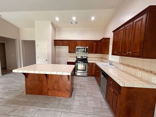 Building Photo - Beautiful home for rent in Visalia!