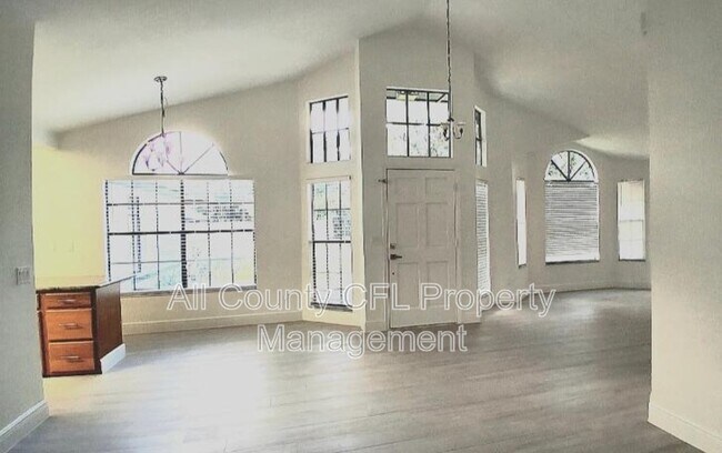 Foto del edificio - 553 Walnut Grove Pl