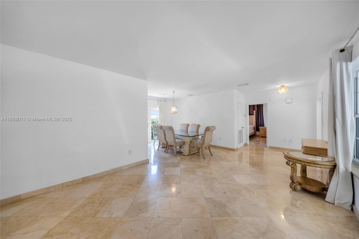 Primary Photo - 1700 N Treasure Dr