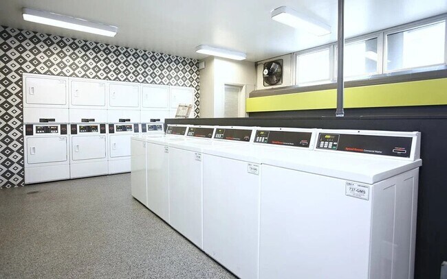 Foto del edificio - 4611 N Clarendon Ave