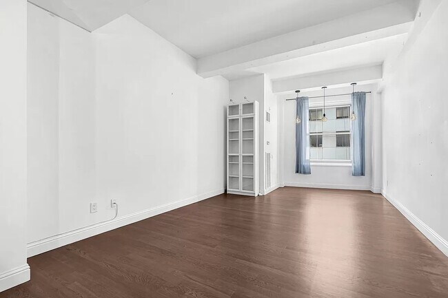 Building Photo - Greenwich Street
