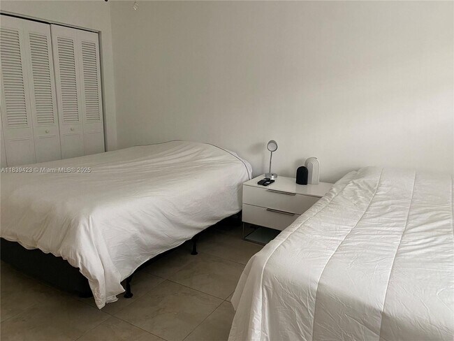 Foto del edificio - 1301 NE 7th St