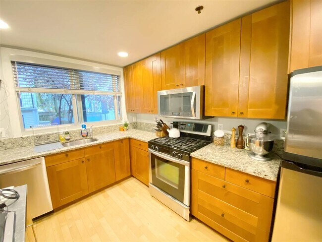 Building Photo - 557 2nd St