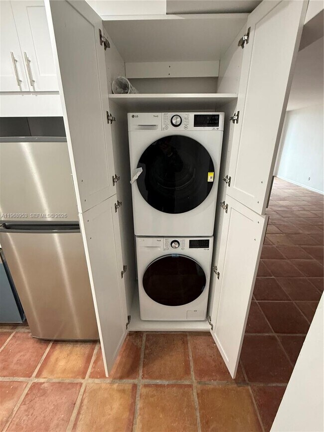 Foto del edificio - 90 Edgewater Dr