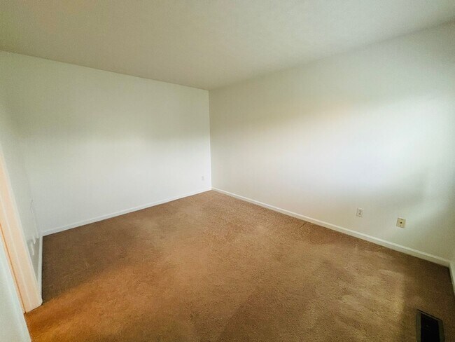 Building Photo - 1152DM - 1425/1427 Sandy Circle- M