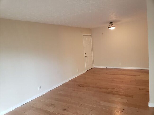 Foto del edificio - South Nashville Flat Overlooking Pool