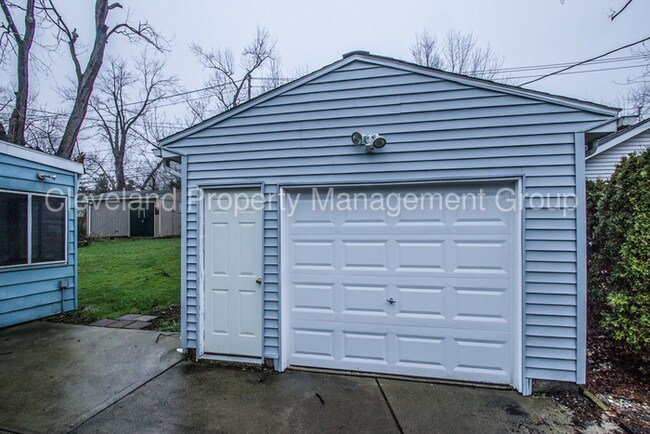 Building Photo - 1564 Maplegrove Rd