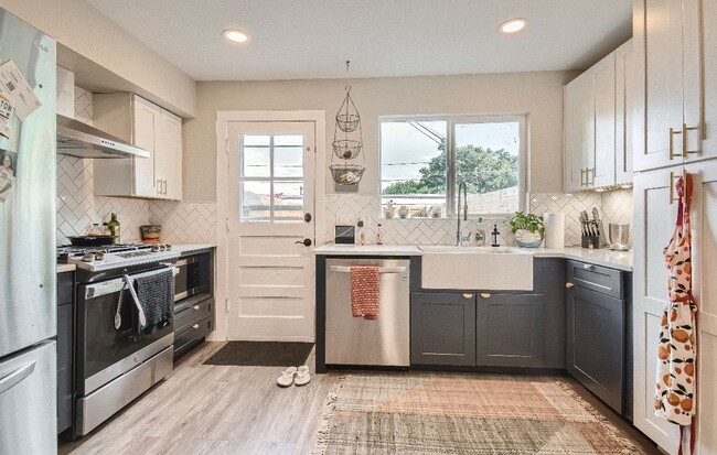 Building Photo - Modernistic Sunnyside Townhome Available M...