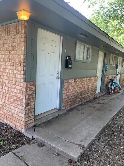 Primary Photo - 211 W Apache St