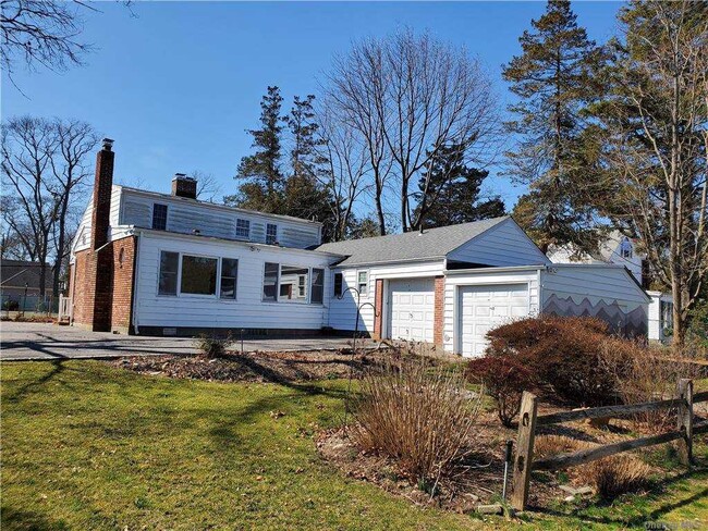 Building Photo - 373 Great River Rd