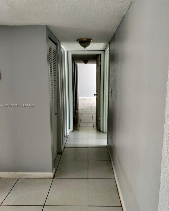 Foto del edificio - 17650 NW 68th Ave
