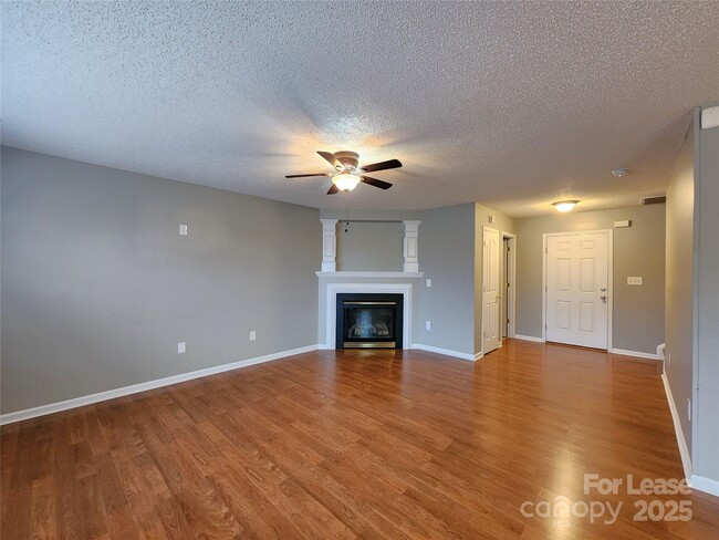 Foto del edificio - 6830 Babbling Brook Ln