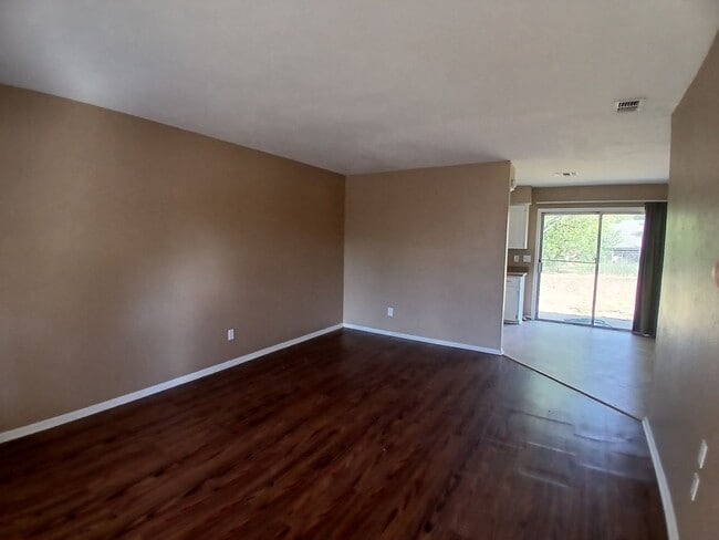 Foto del edificio - Charming 3-Bedroom Home with Private Backyard Oasis