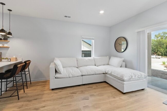 Building Photo - Oxbow Crossing