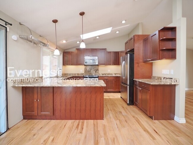 Building Photo - 3 Bed, 2 Bath Home with Fenced Yard & Garage / Available Soon!