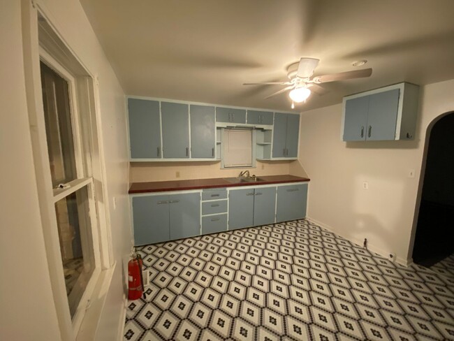 Building Photo - 2 Bedroom, 1 Bath House w/ Basement and Do...