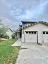 Building Photo - 978-980 NE Hidden Valley Dr