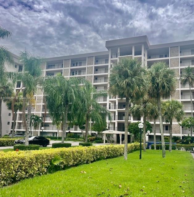 Building Photo - 3200 N Palm Aire Dr