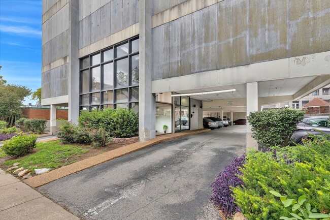 Foto del edificio - Music Row Condo near the Roundabout!