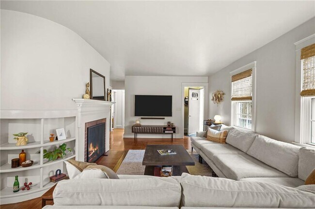 Foto del edificio - 80 Lakeshore Dr