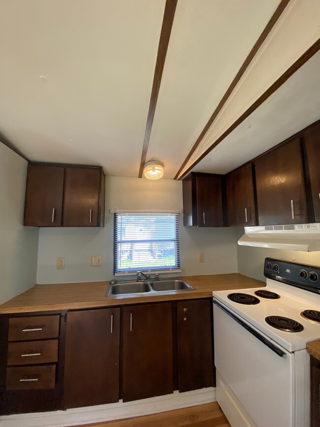 Building Photo - 2207 Dora Dr