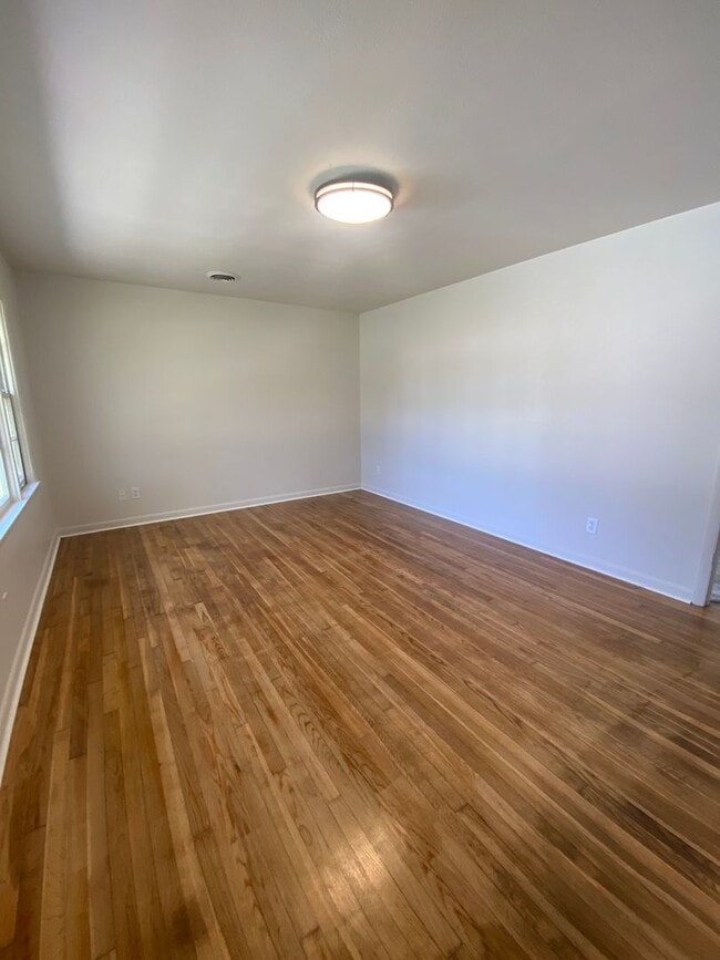 Building Photo - 3bed/2bath home on a HUGE FENCED LOT!!!!!!!!