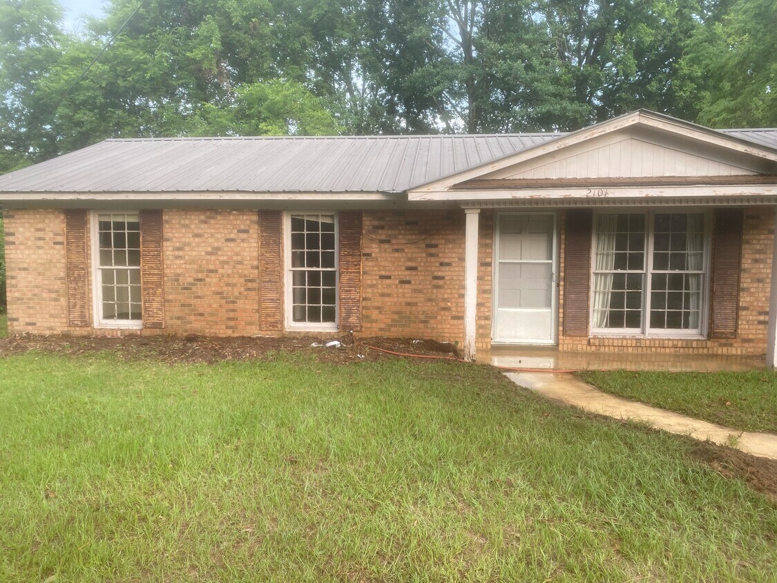 Primary Photo - 2101 W Dallas Ave