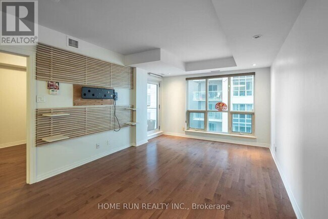 Building Photo - 242-1242 Rideau St