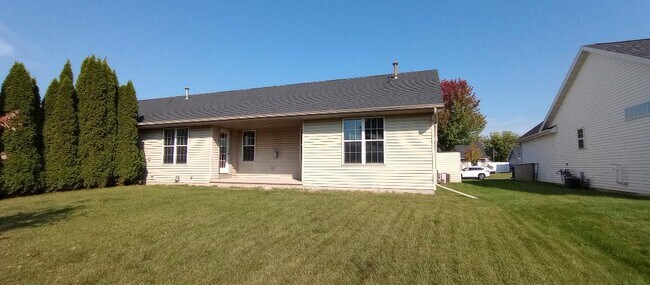 Building Photo - 142 Green Way Dr