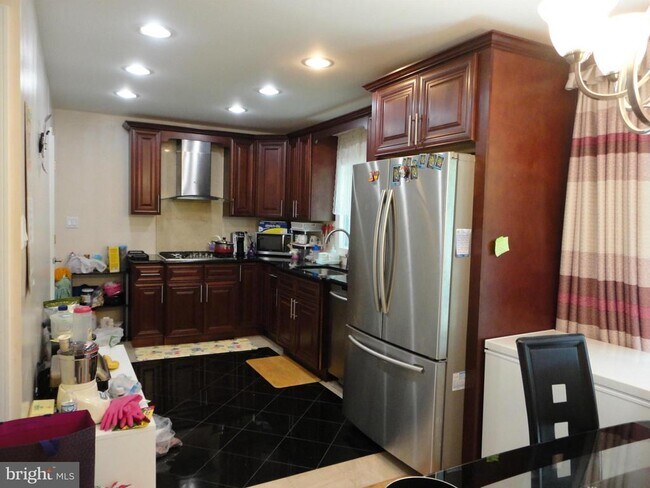 Foto del edificio - 4521 Mayfield Dr