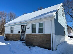 Building Photo - 3859 E 142nd St