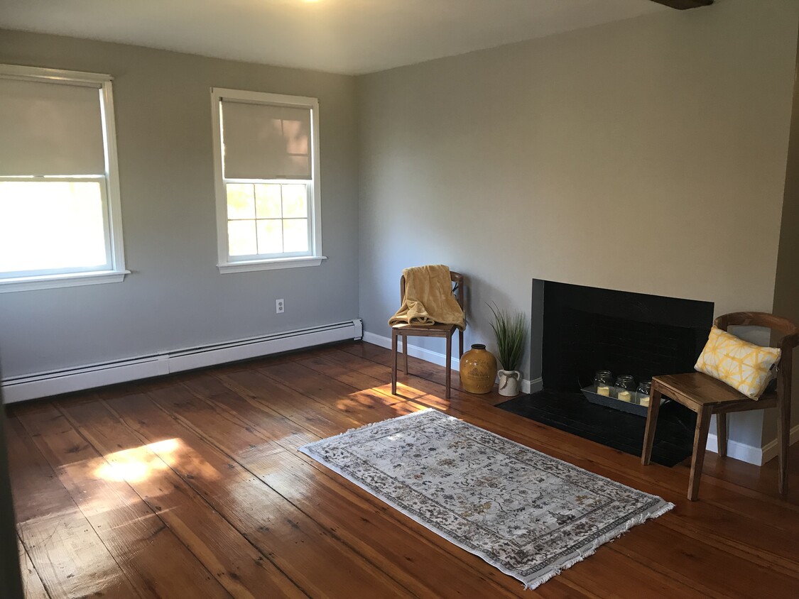 Sunny livingroom - 123 Central St