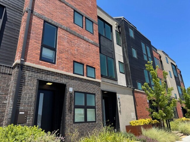 Foto del edificio - Gorgeous Tri-level townhome with ROOF TOP!  Downtown Lafayette!