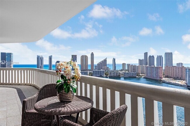 Foto del edificio - 3000 Island Blvd