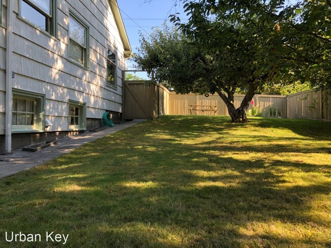 Building Photo - 2 br, 1 bath House - 3237 SW Genesee St