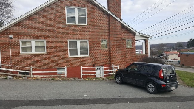Building Photo - 3697 Robert C Byrd Dr