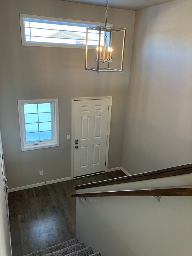 Building Photo - 3 Bed 2 Bath