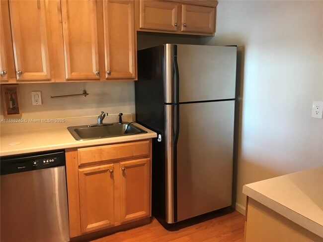 Foto del edificio - 1000 Parkview Dr