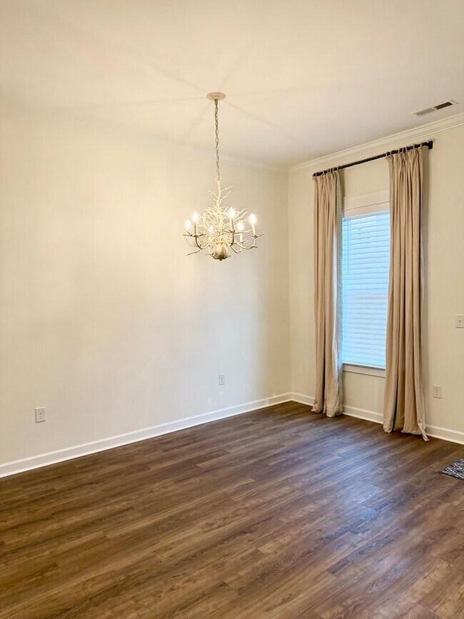 Foto del edificio - Upscale Townhome in Market Common! MOVE-IN READY!